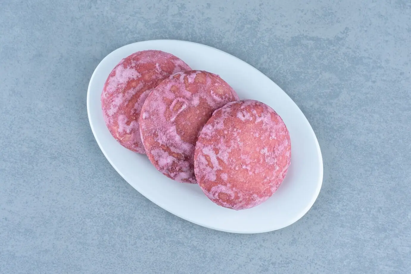 Вид сверху на стопку вкусного домашнего печенья на белой тарелке.